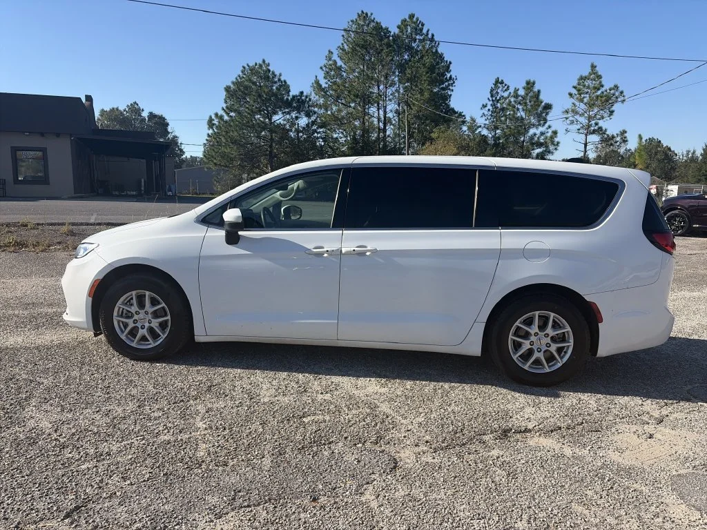 Used 2023 White Chrysler Touring L image 3