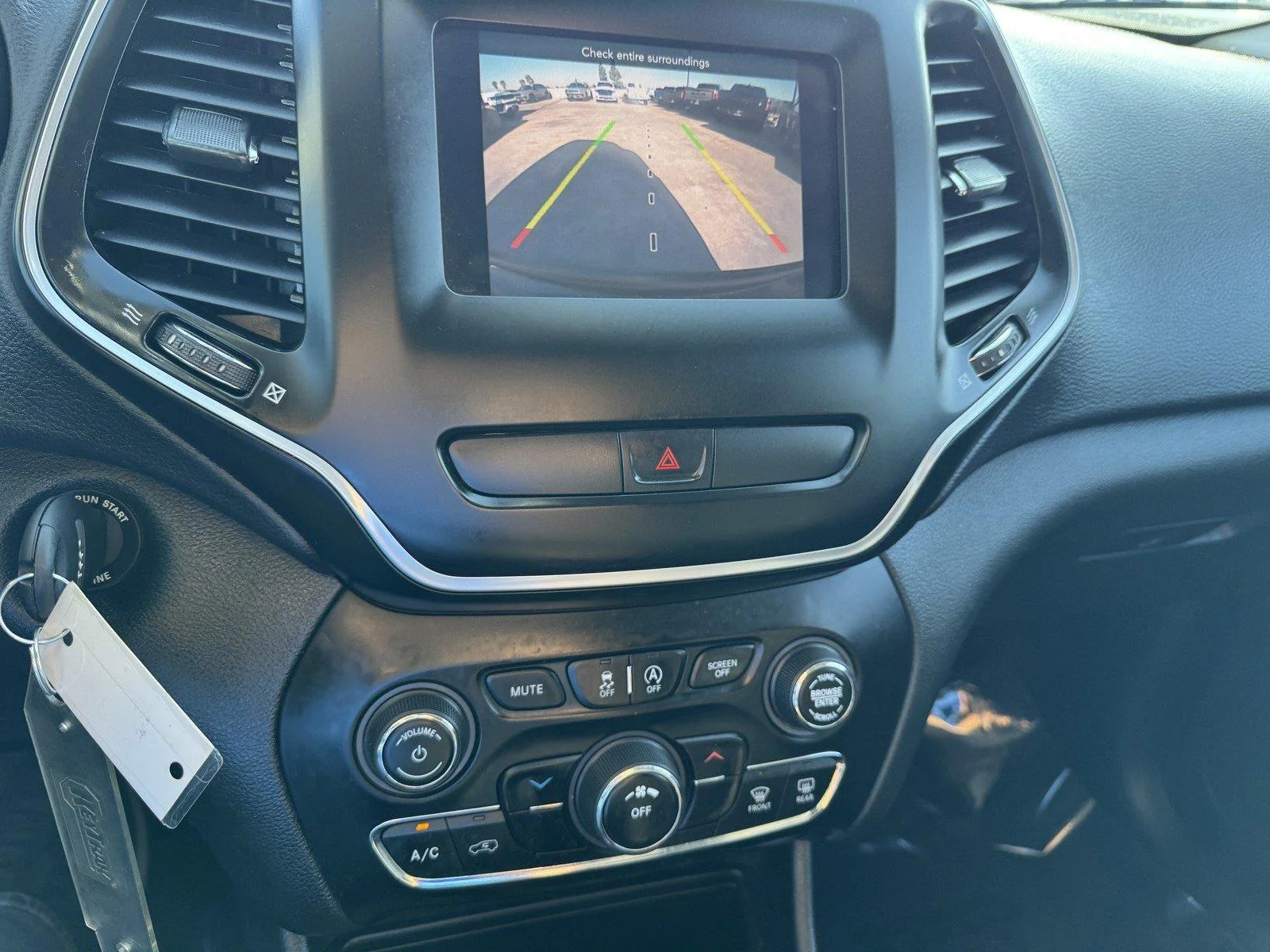 Used 2019 Diamond Black Crystal Pearlcoat Jeep Latitude image 23