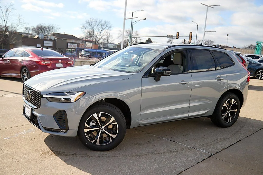 New 2026 Vapour Grey Volvo Core image 3