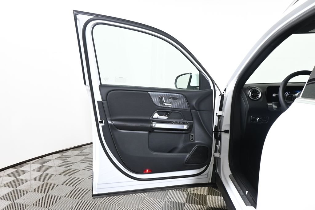 Used 2026 Polar White Mercedes-Benz GLB 250 image 28
