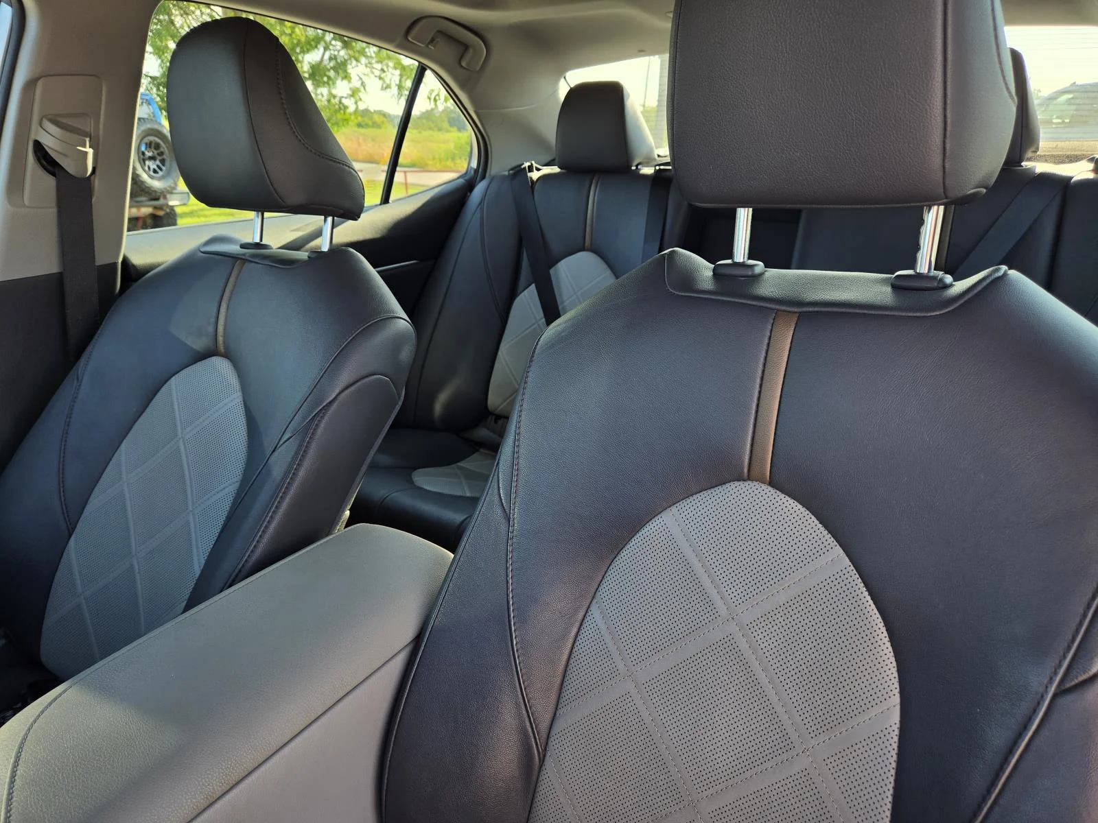 Used 2019 Celestial Silver Metallic Toyota XLE Auto (Natl) image 26