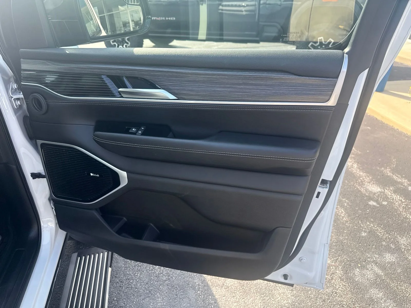 Used 2023 White Jeep Series III image 22