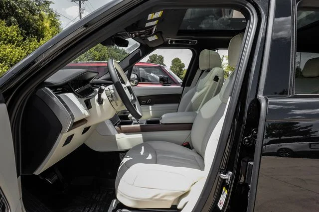 New 2026 Black Land Rover SE image 4