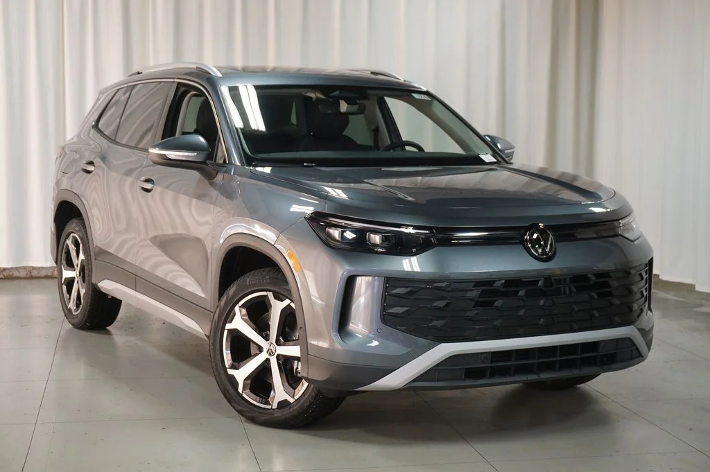 New 2026 Platinum Gray Volkswagen 2.0T SE image 2
