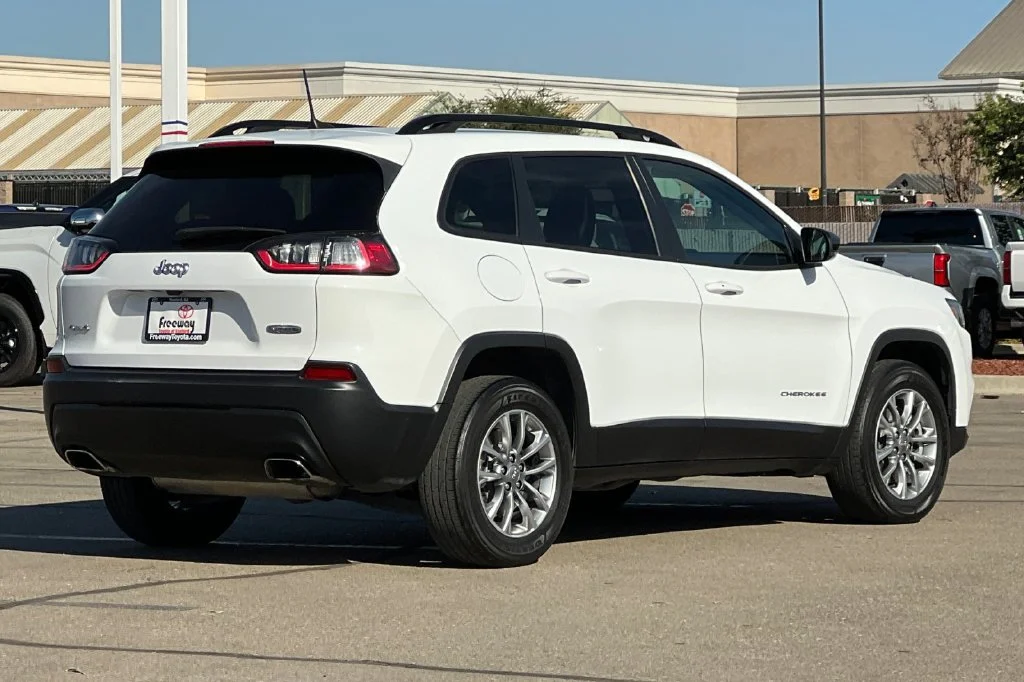 Used 2022 White Jeep Latitude Lux image 5