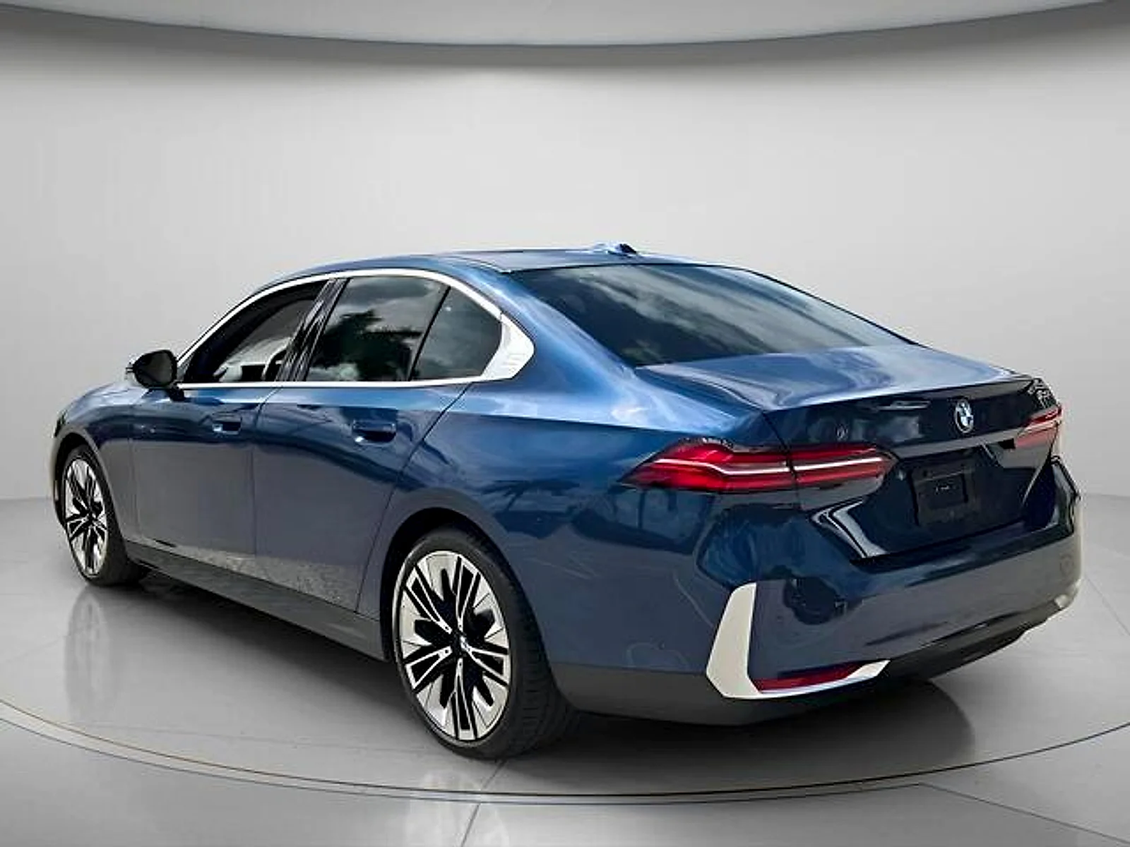 Used 2024  BMW  image 8