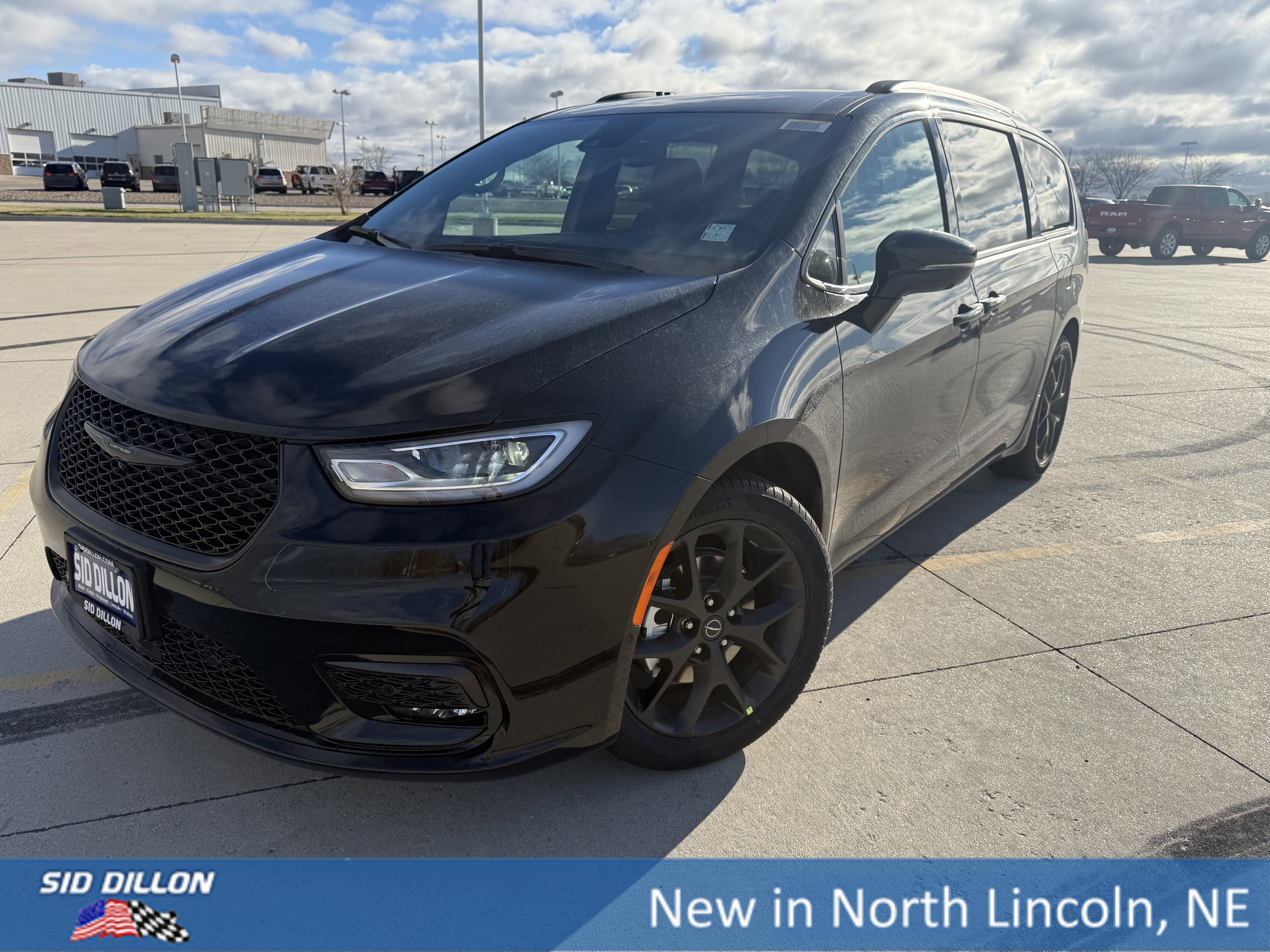 2026 Chrysler Pacifica Select's photo