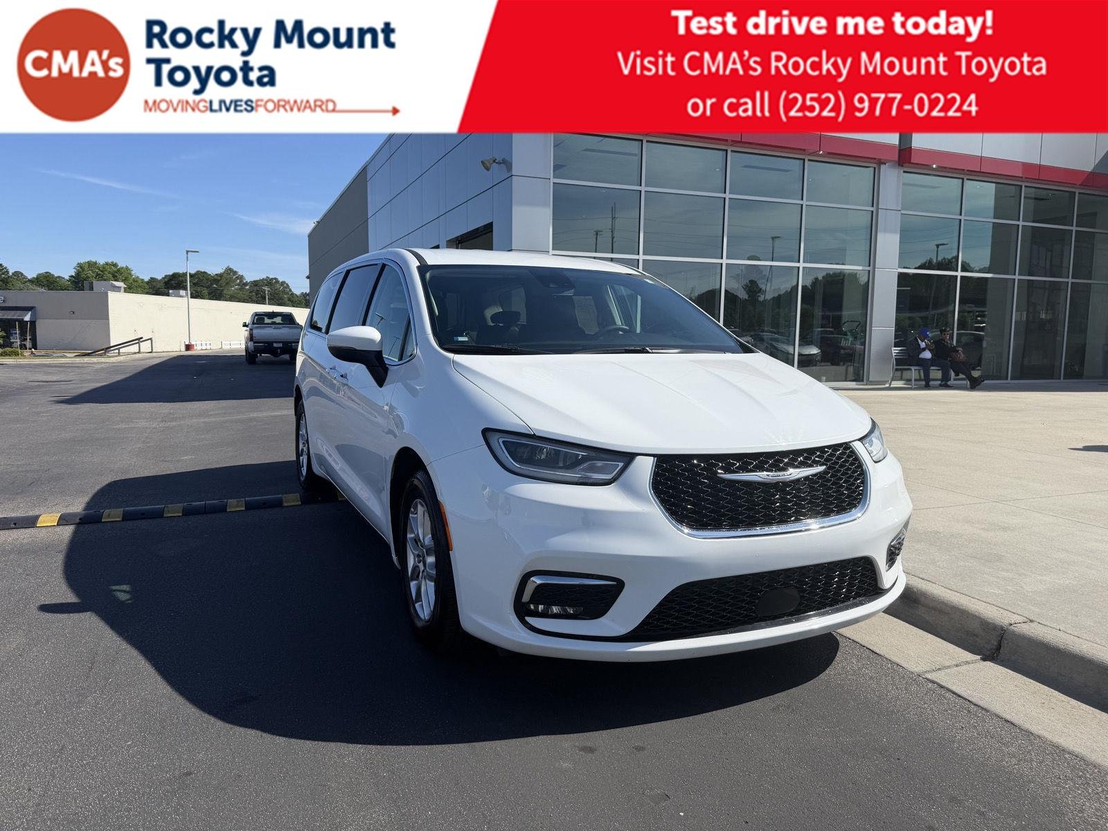 2023 Chrysler Pacifica Touring L's photo