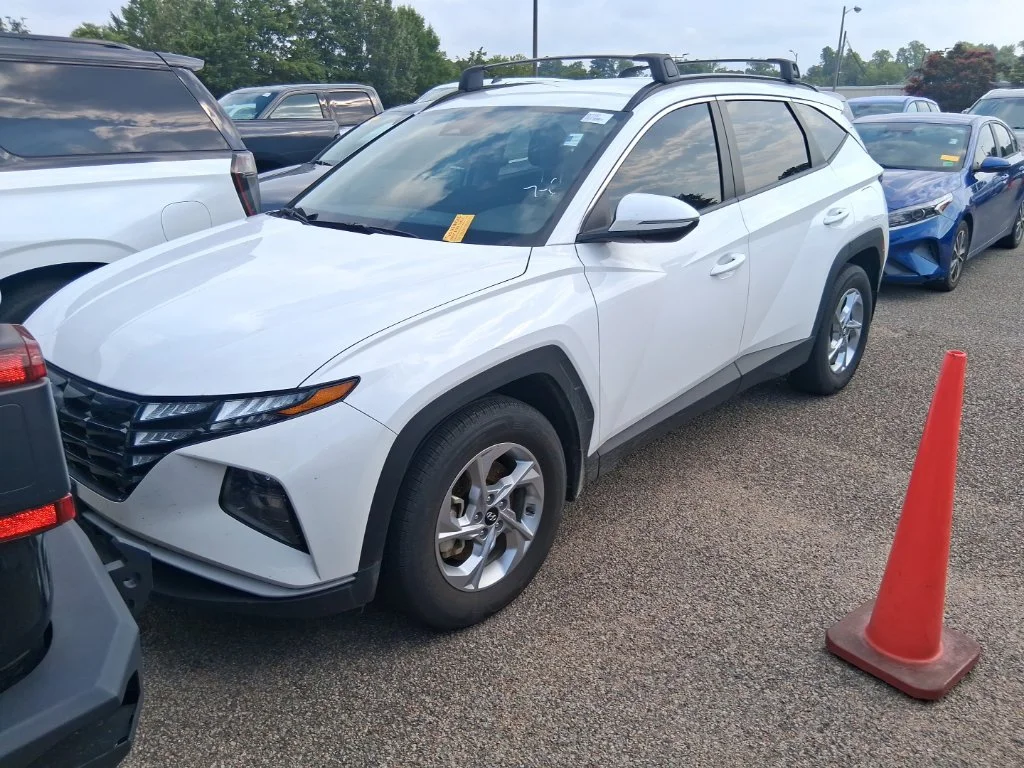 Used 2023 White Hyundai SEL image 1