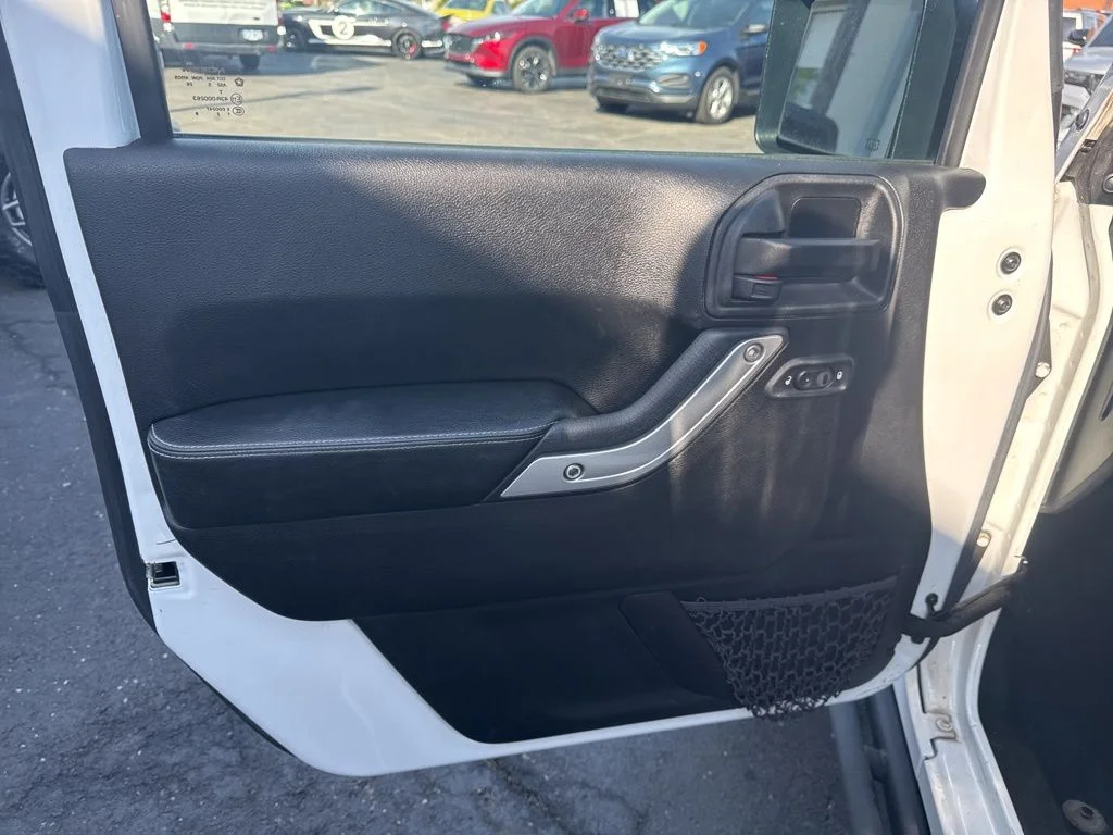 Used 2016 White Jeep Unlimited Rubicon image 15