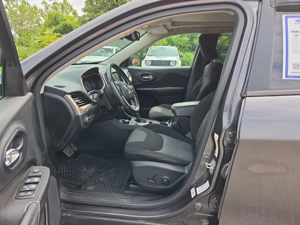 Used 2014 Gray Jeep Latitude image 15