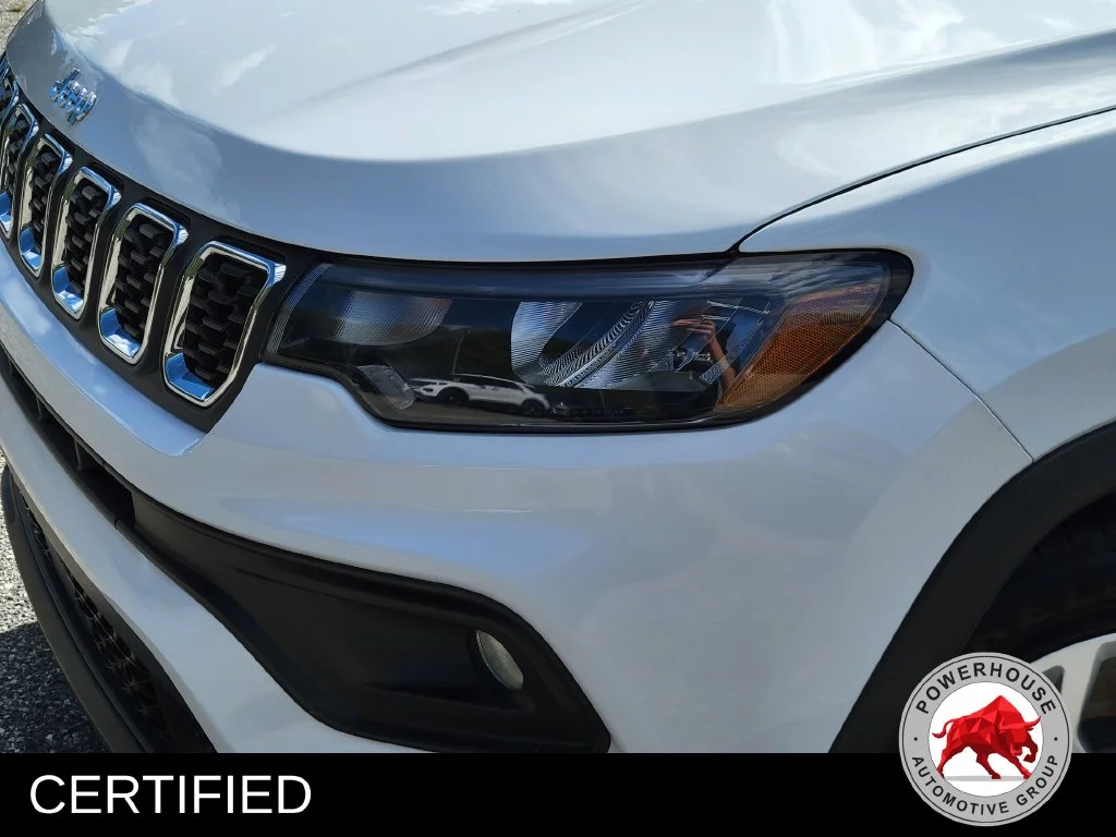 Used 2024 White Jeep Latitude image 11