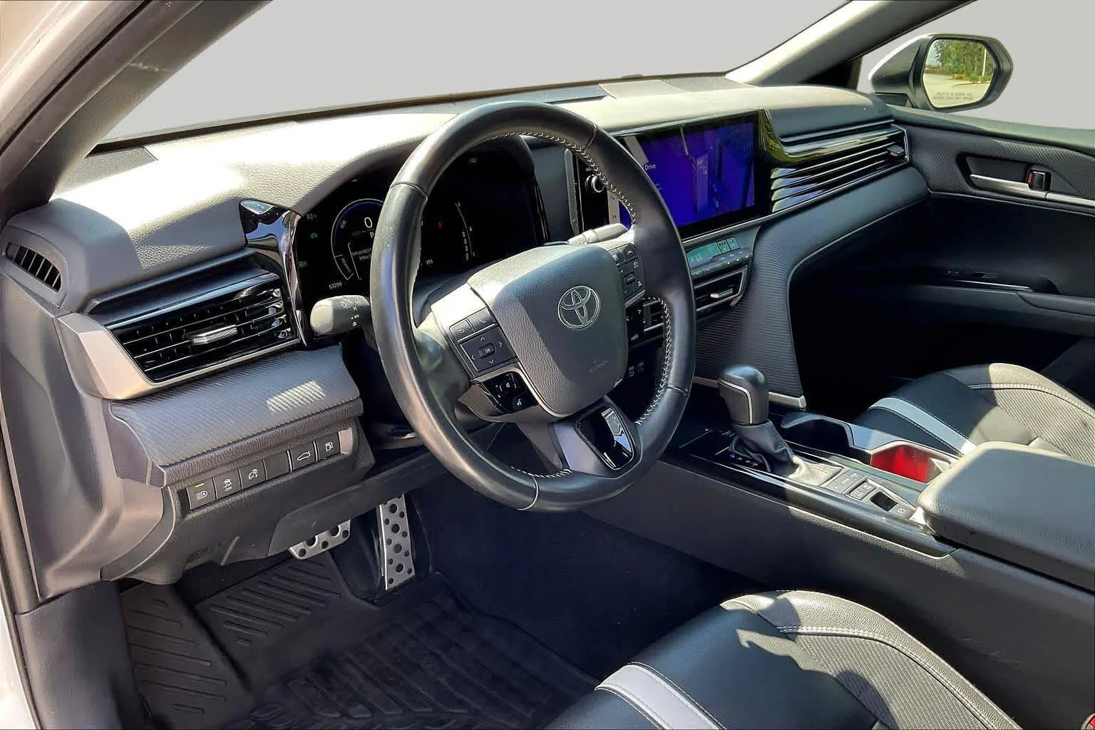 Used 2025 Ice Cap Toyota SE image 18