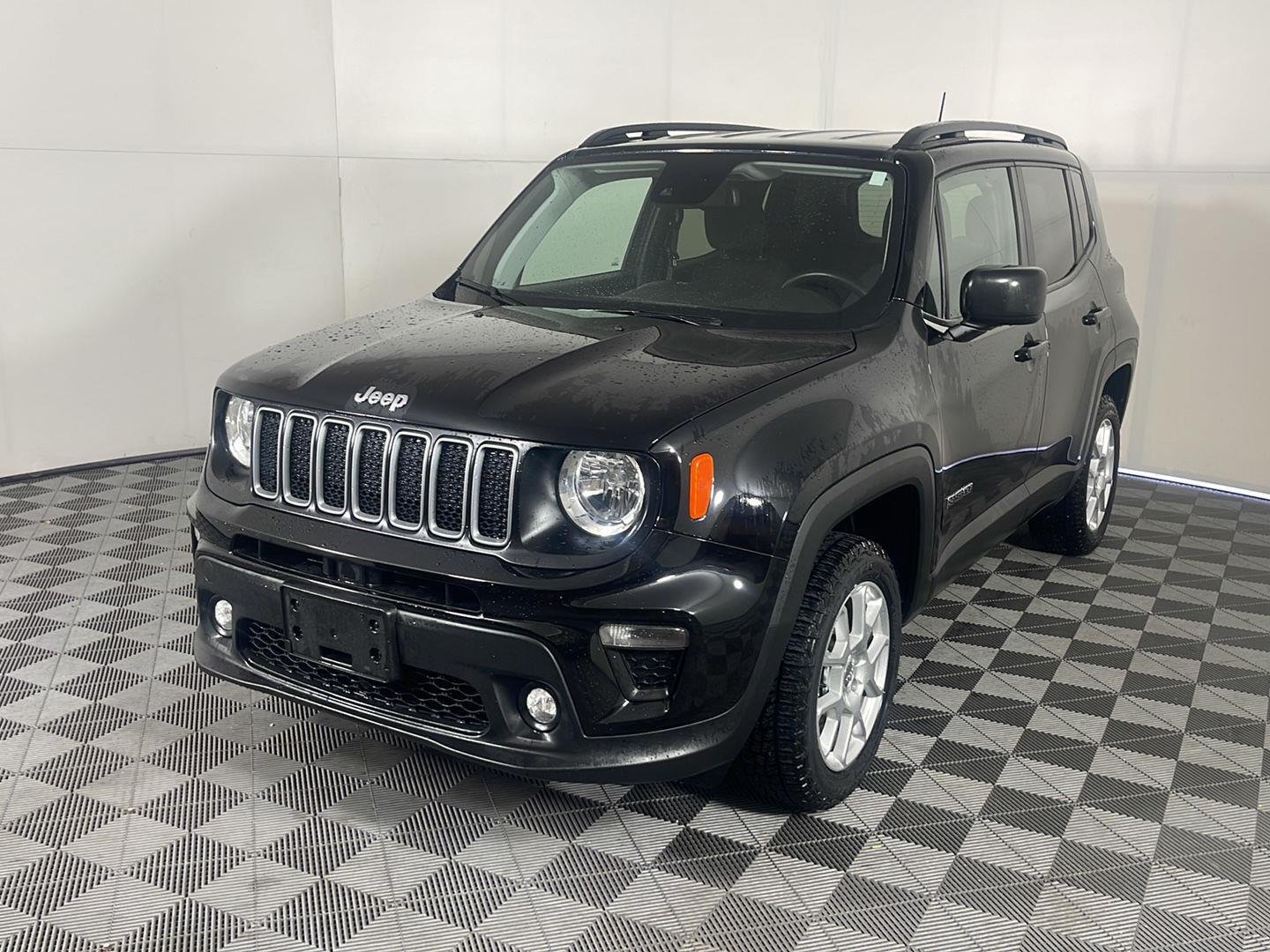Used 2023 Black Clearcoat Jeep Latitude image 2