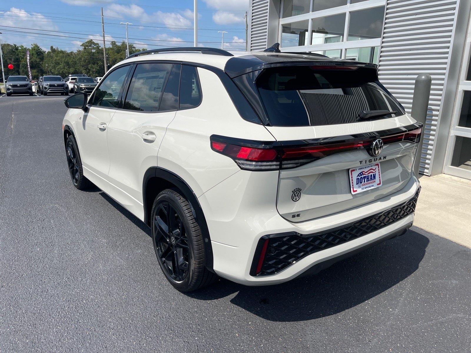 New 2026 Sandstone 6u6u Volkswagen SE R-Line Black image 12