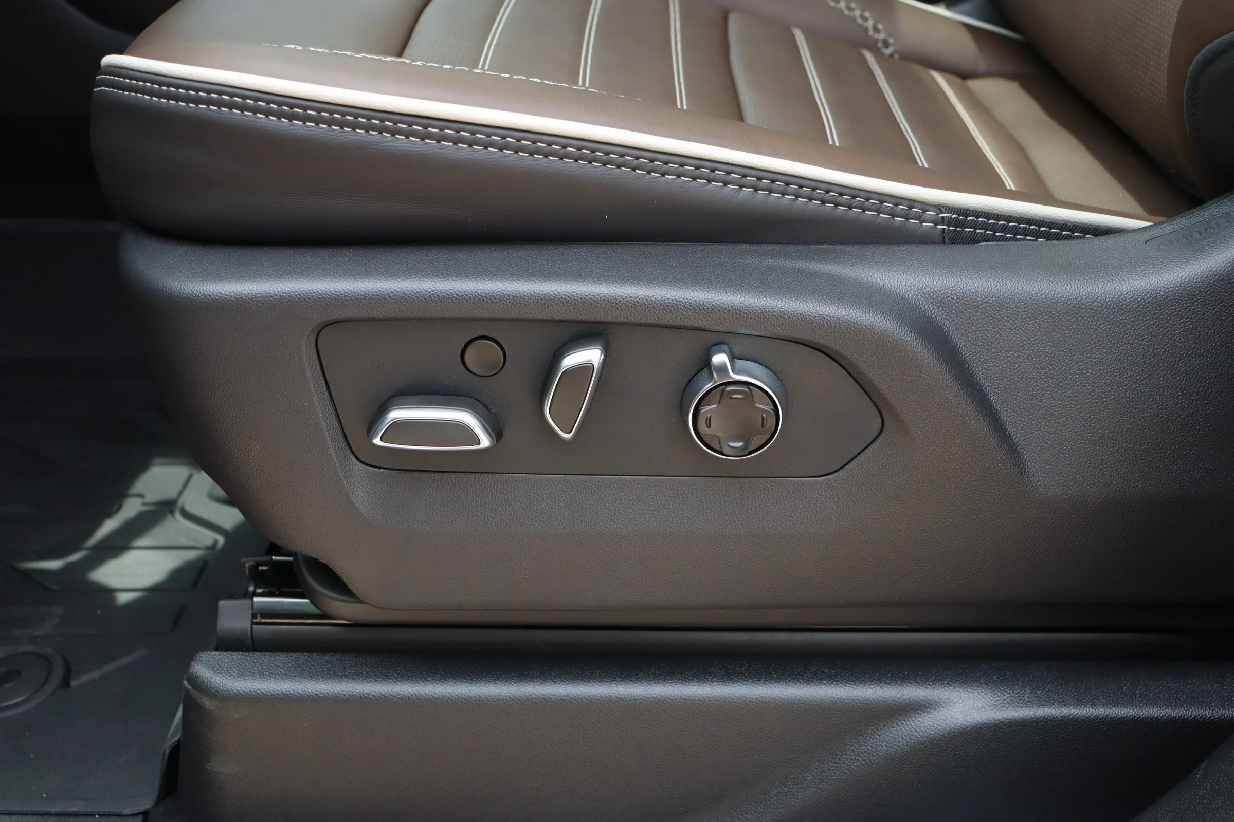 New 2026 Glacier White Tricoat GMC Denali Ultimate image 25