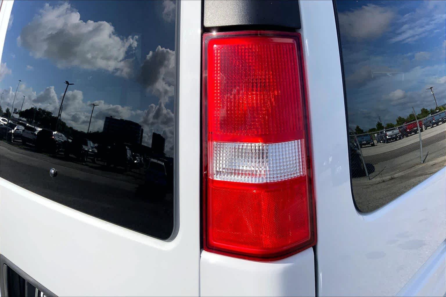 Used 2025 Summit White GMC LT image 28