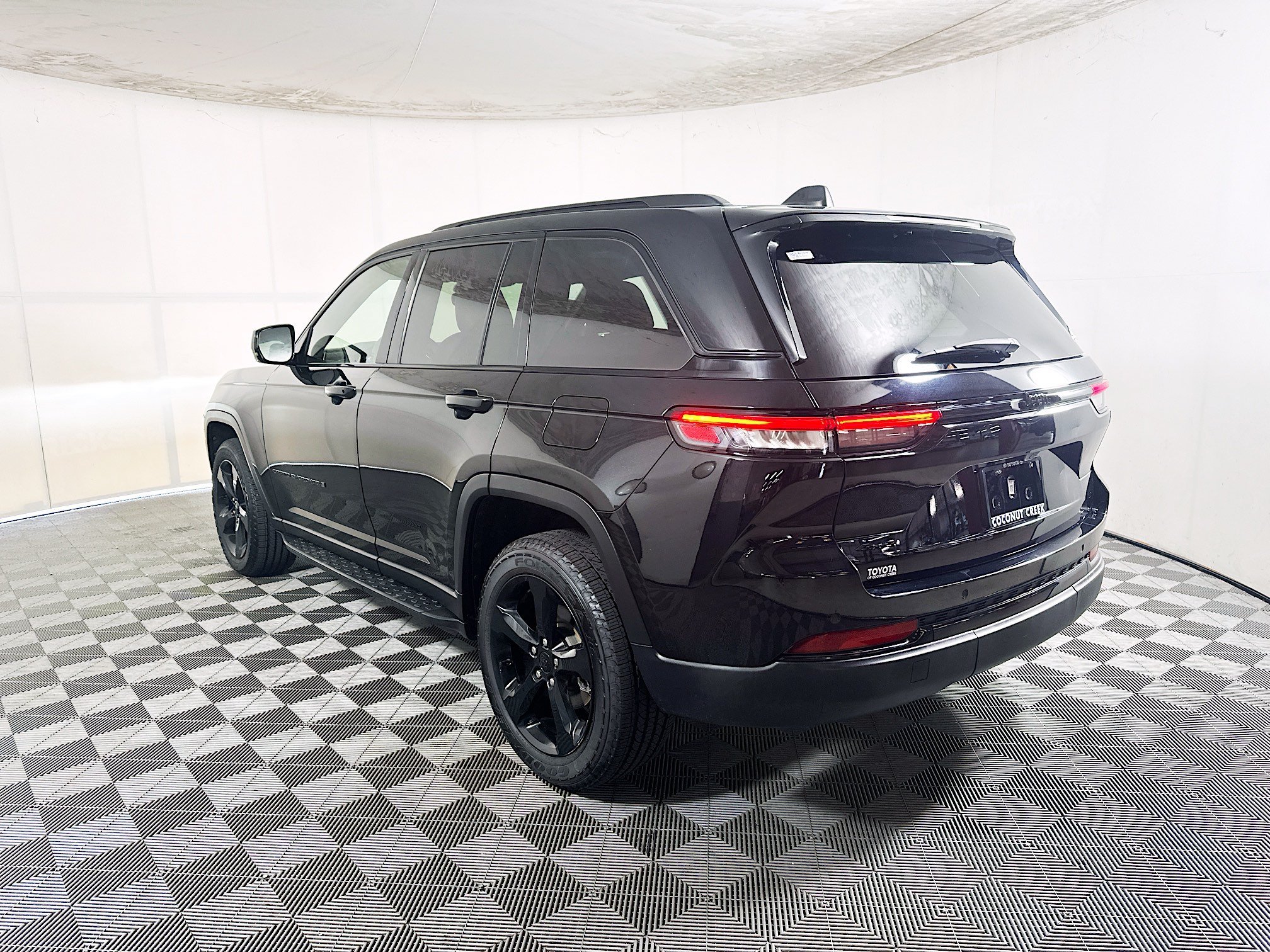 Used 2023 Diamond Black Crystal Pearlcoat Jeep Altitude image 5