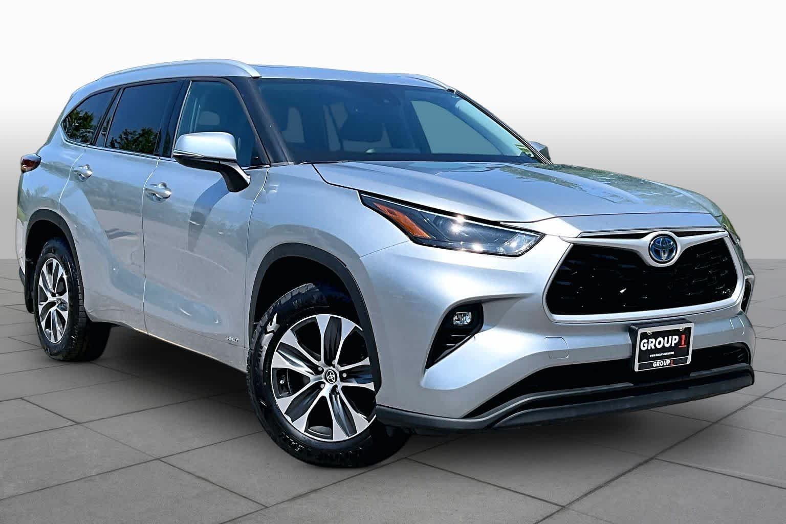 Used 2022 Celestial Silver Metallic Toyota Hybrid XLE image 3
