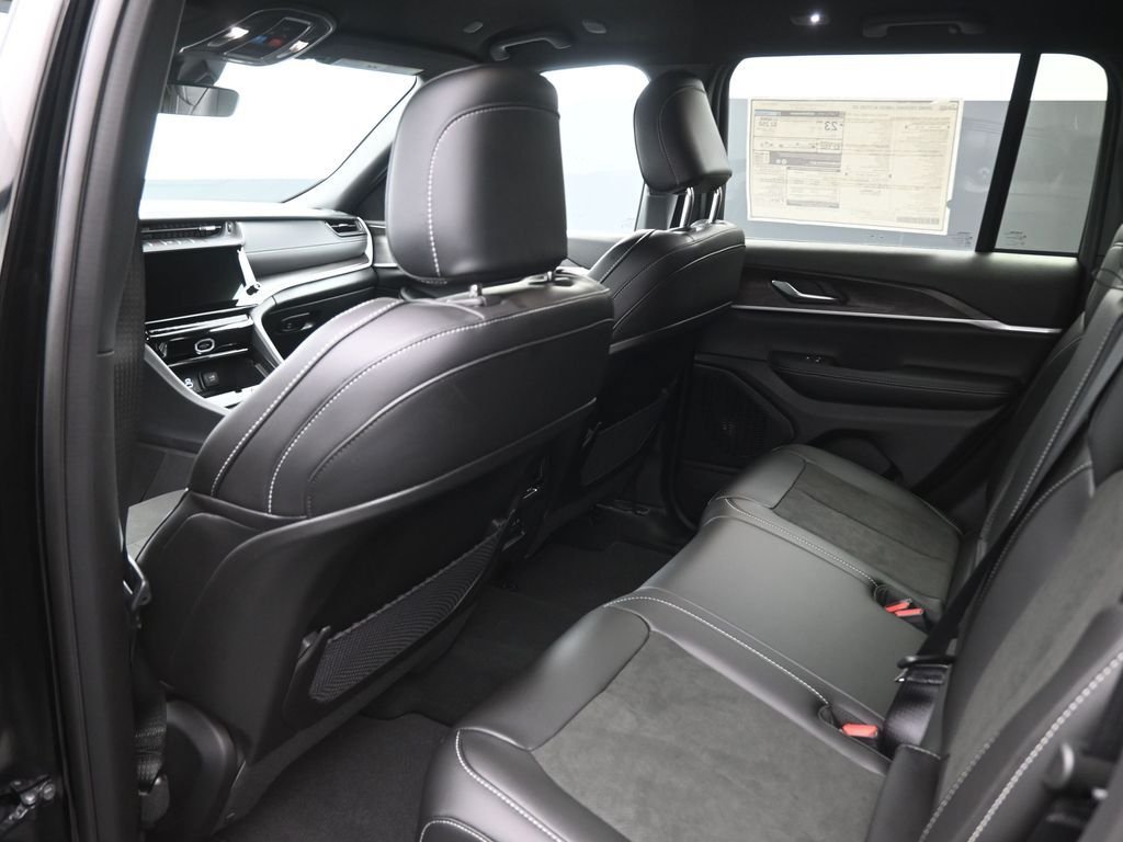 New 2026 Diamond Black Crystal Pearl-Coat Exterior Paint Jeep Altitude image 2