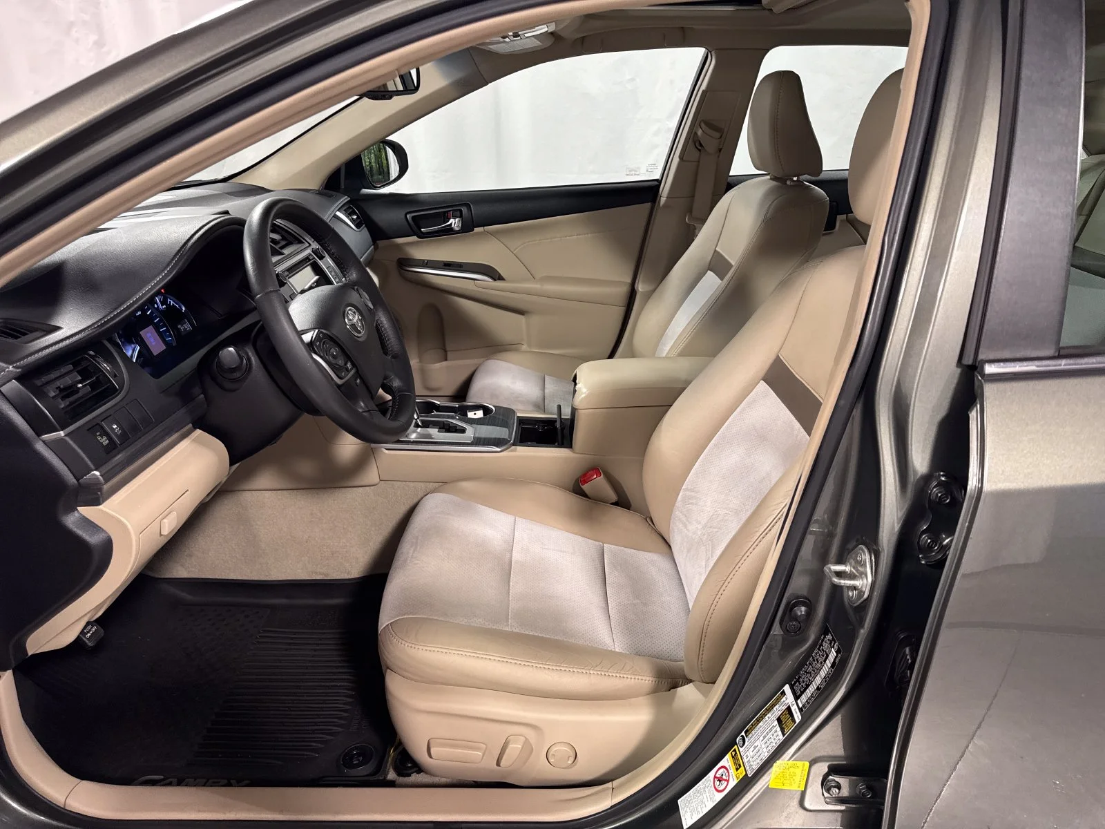 Used 2014 Cypress Pearl Toyota XLE image 3