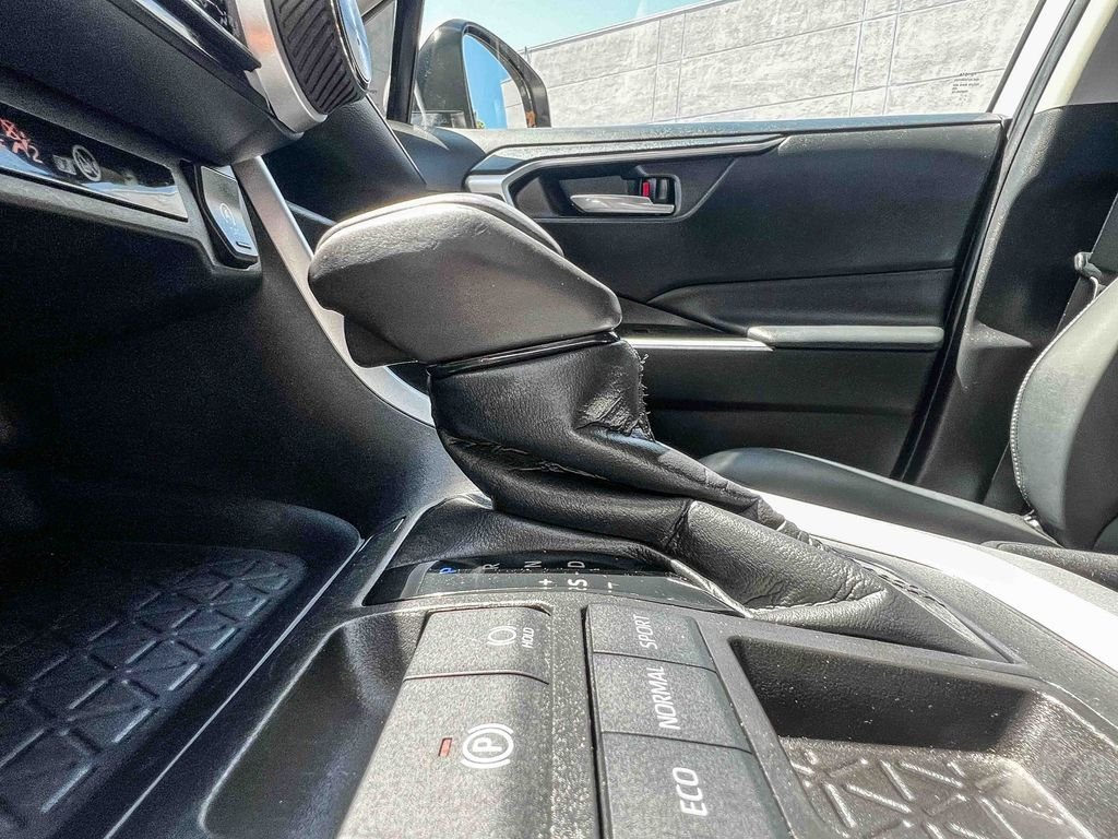 Used 2021 White Toyota XLE Premium image 18