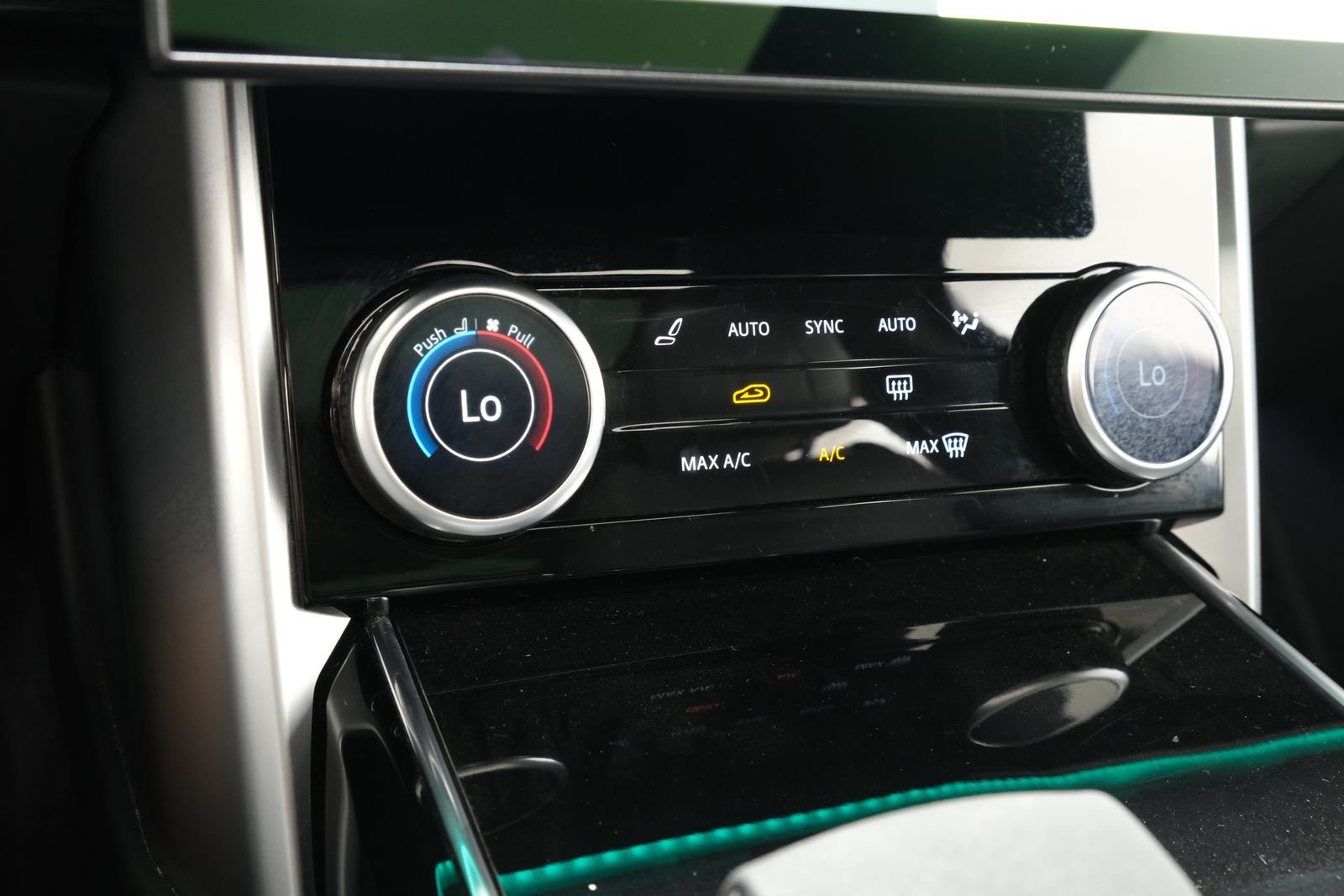 Used 2023 Silver Land Rover SE image 19