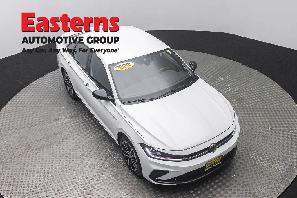 Used 2025 White Volkswagen 1.5T Sport image 3