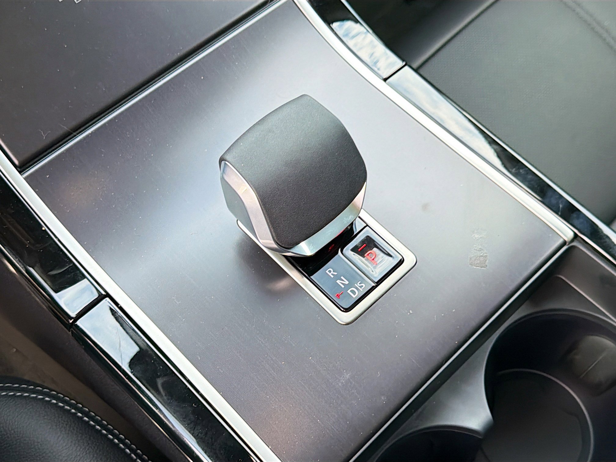 New 2026 Santorini Black Land Rover Belgravia Edition image 27