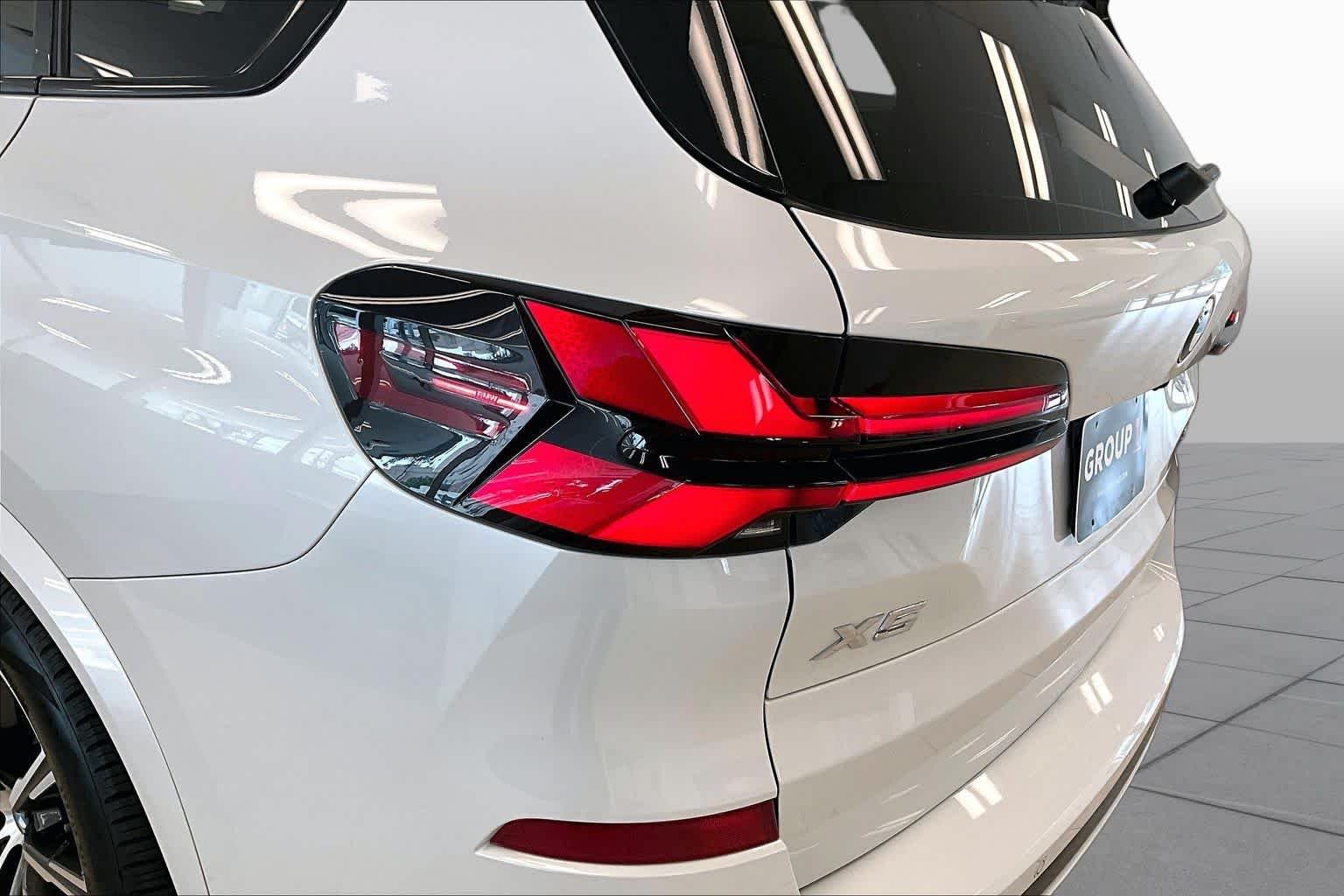 Used 2025 Mineral White Metallic BMW sDrive40i image 27