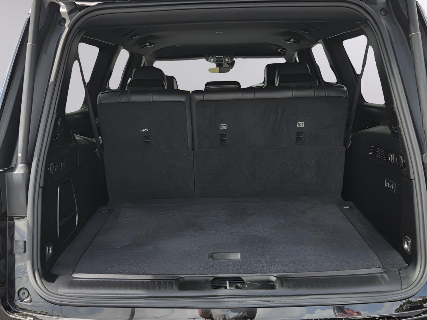 Used 2024 Diamond Black Crystal Pearlcoat Jeep Series III image 29