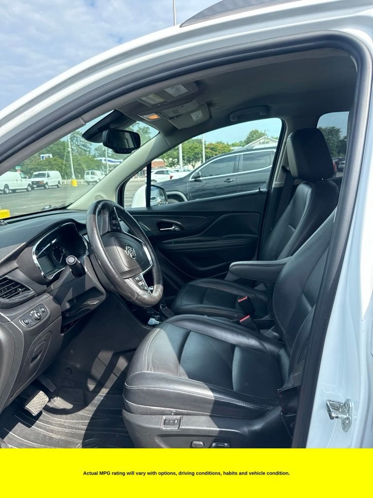 Used 2017 Summit White Buick Essence image 3