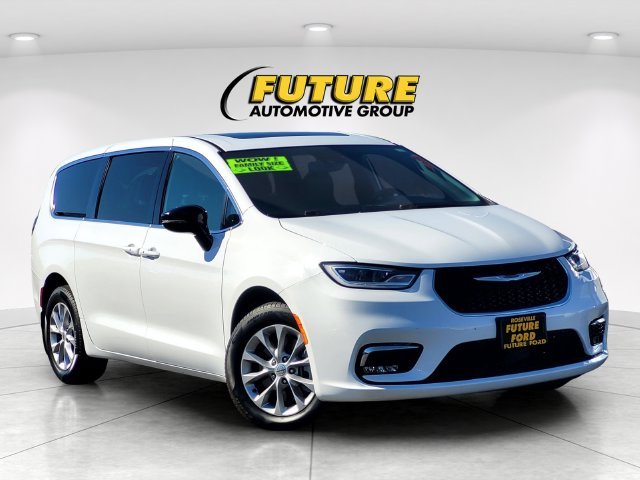 Used 2025 White Chrysler Select image 1