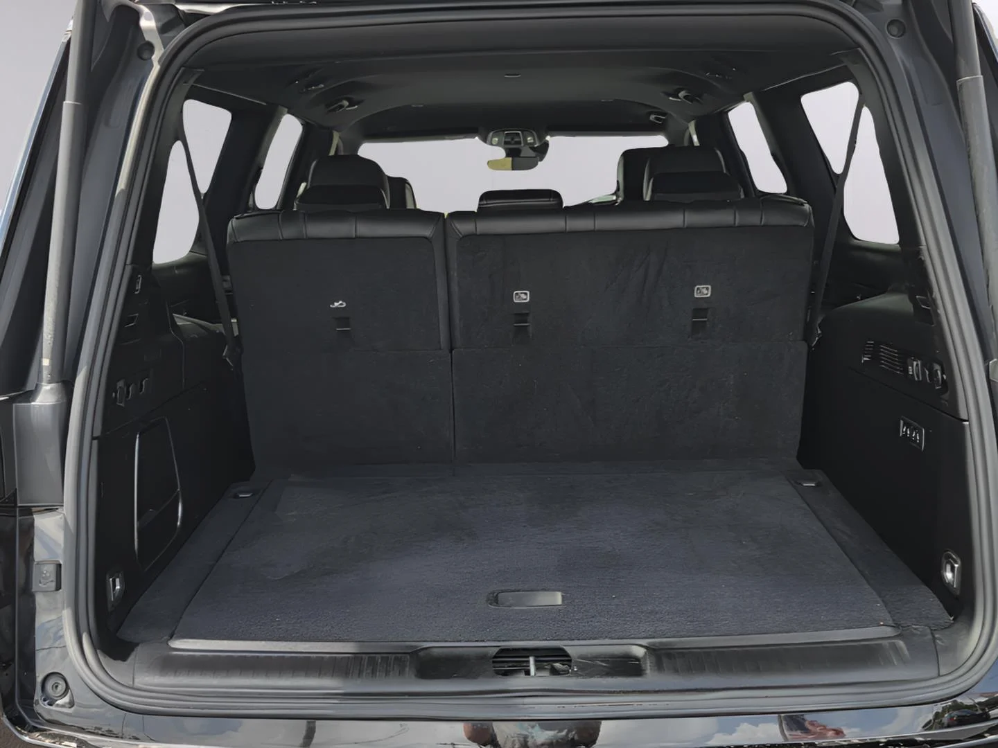 Used 2024 Diamond Black Crystal Pearlcoat Jeep Series III image 29
