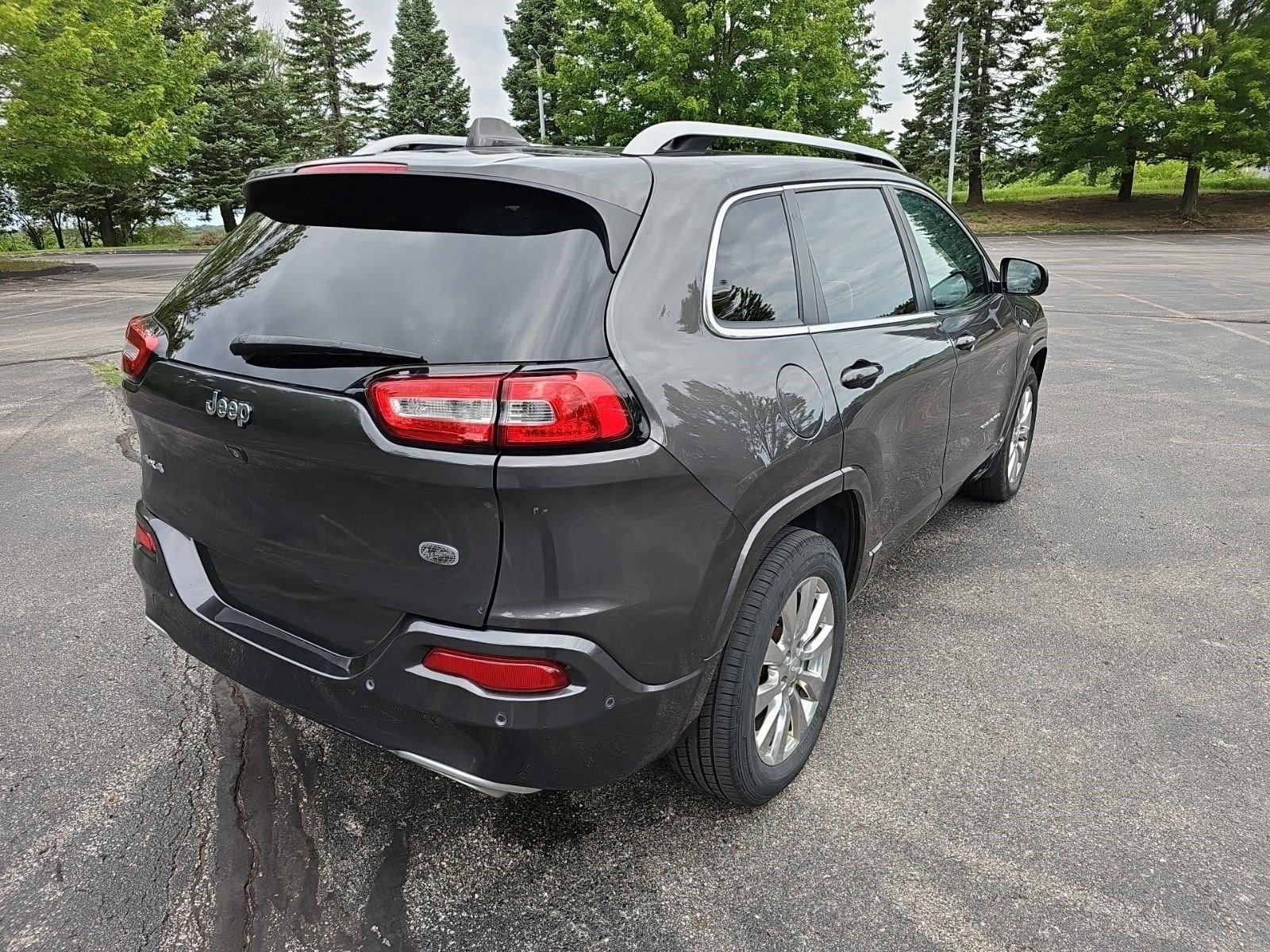 Used 2018 Granite Crystal Metallic Clearcoat Jeep Overland image 4