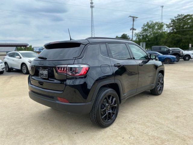 New 2026 Diamond Black Crystal Pearl-Coat Exterior Paint Jeep Latitude image 6
