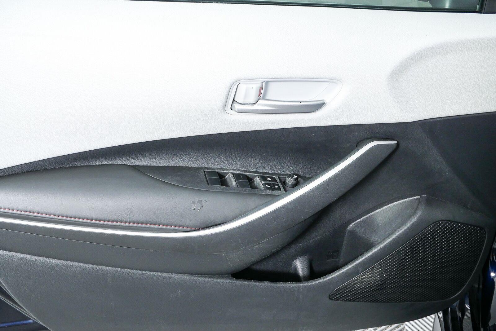 2025 Toyota Corolla SE - Photo 6