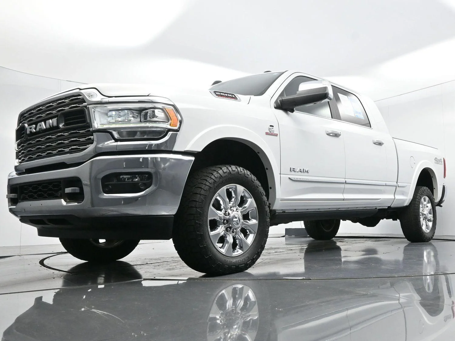 Used 2020 Bright White Clearcoat Ram Limited image 43