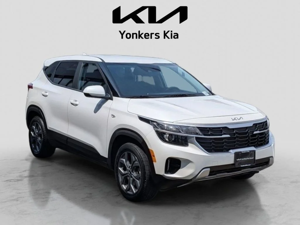Used 2024 White Kia LX image 4
