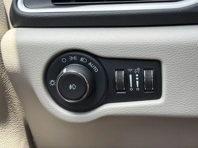 Used 2024 White Chrysler Touring L image 28