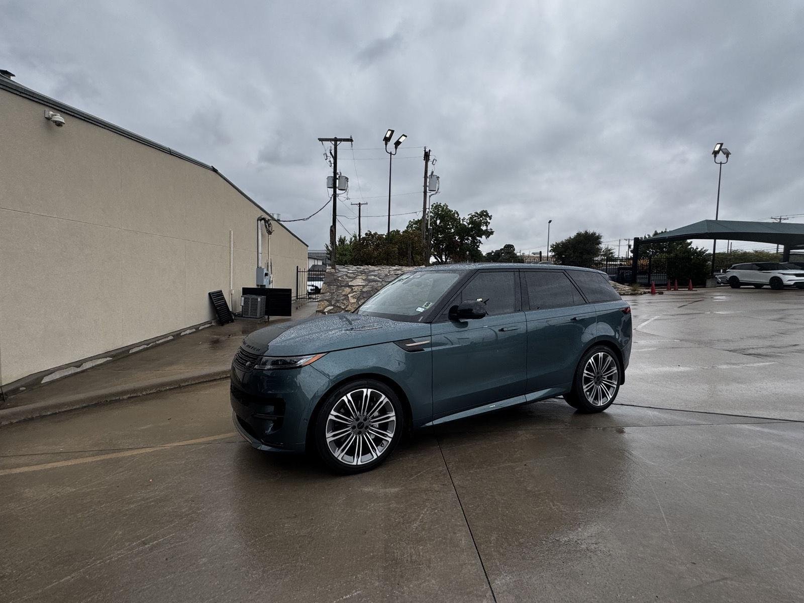 Used 2026 Giola Green Land Rover Dynamic SE P400 image 1