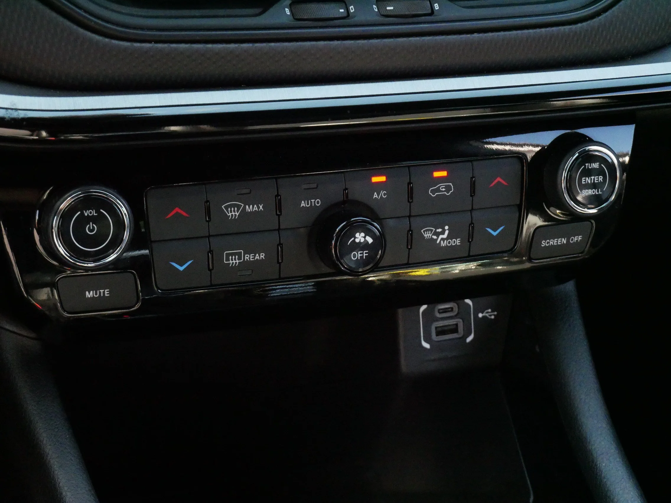 Used 2025 Bright White Clearcoat Jeep Trailhawk image 23