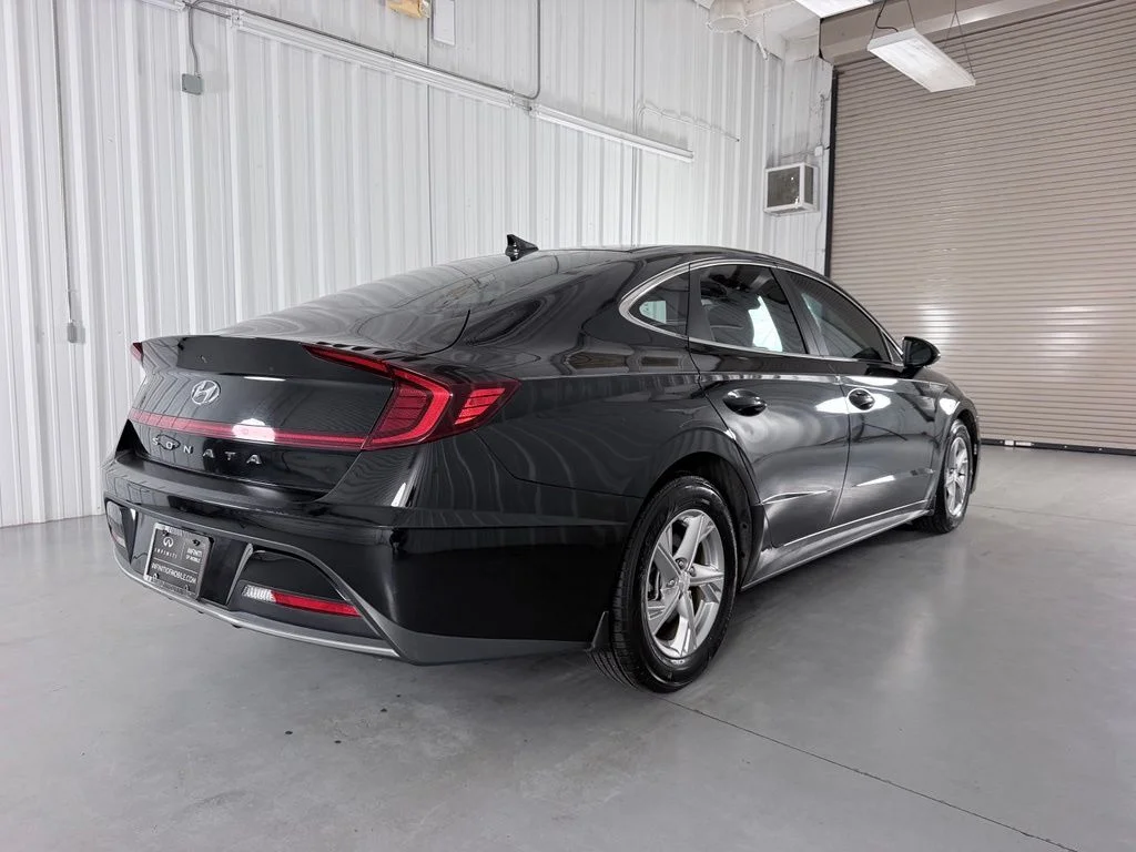 Used 2021 Black Hyundai SE image 5