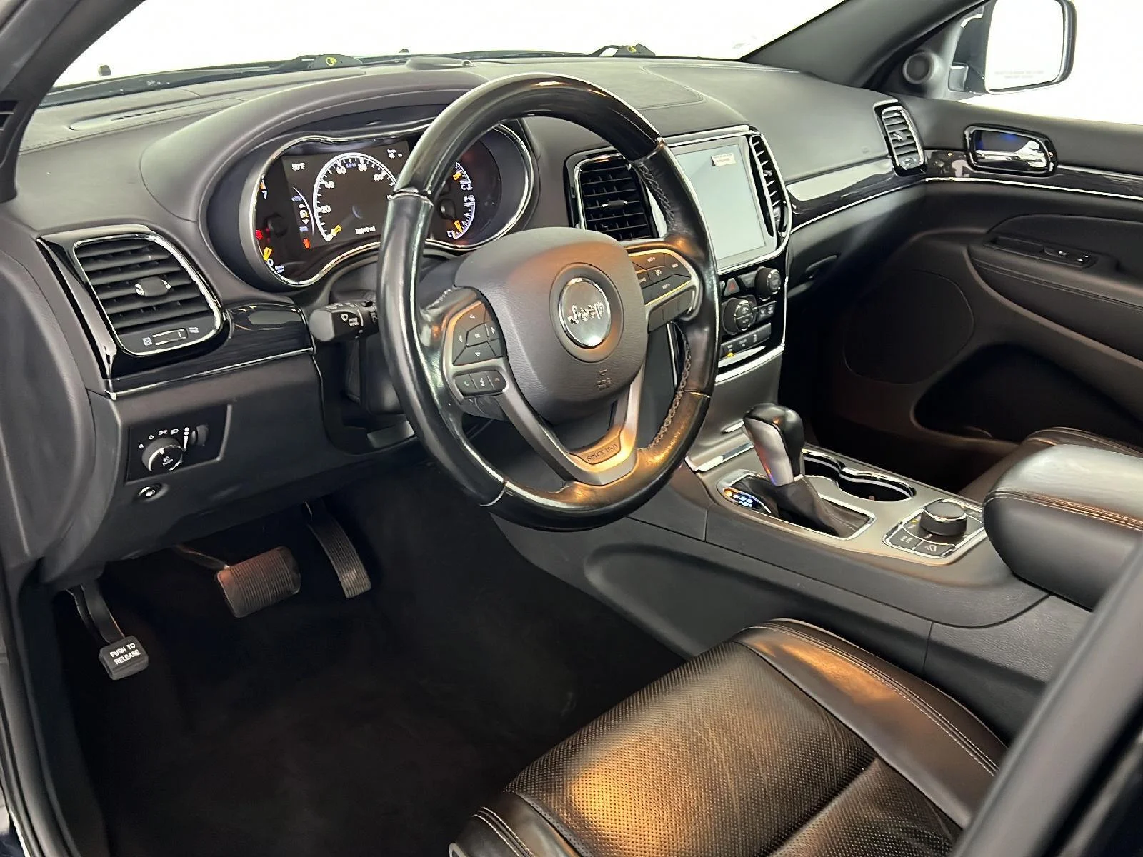 Used 2020 Diamond Black Crystal Pearlcoat Jeep Overland image 2