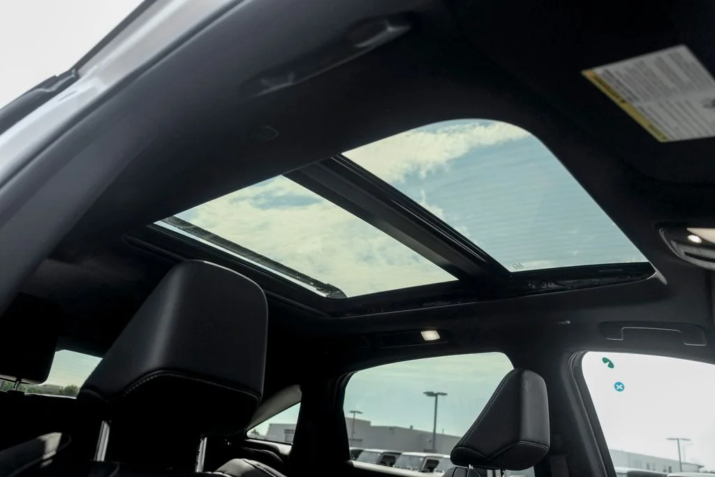 New 2027 2T RAD WHT INFINITI Sport AWD image 24