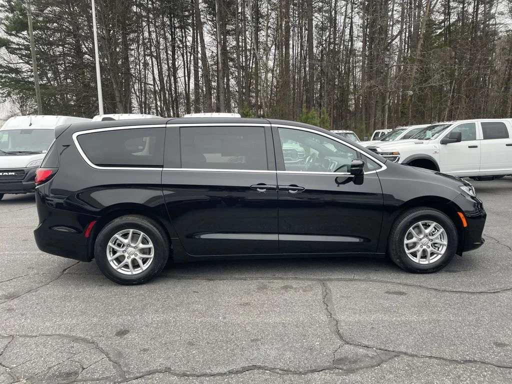 New 2026 Diamond Black Crystal Pearl-Coat Exterior Paint Chrysler Select image 9