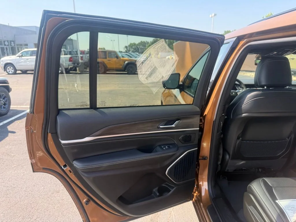 New 2026 Copper Shino Metallic Clear-Coat Exterior Paint Jeep Limited Reserve image 32