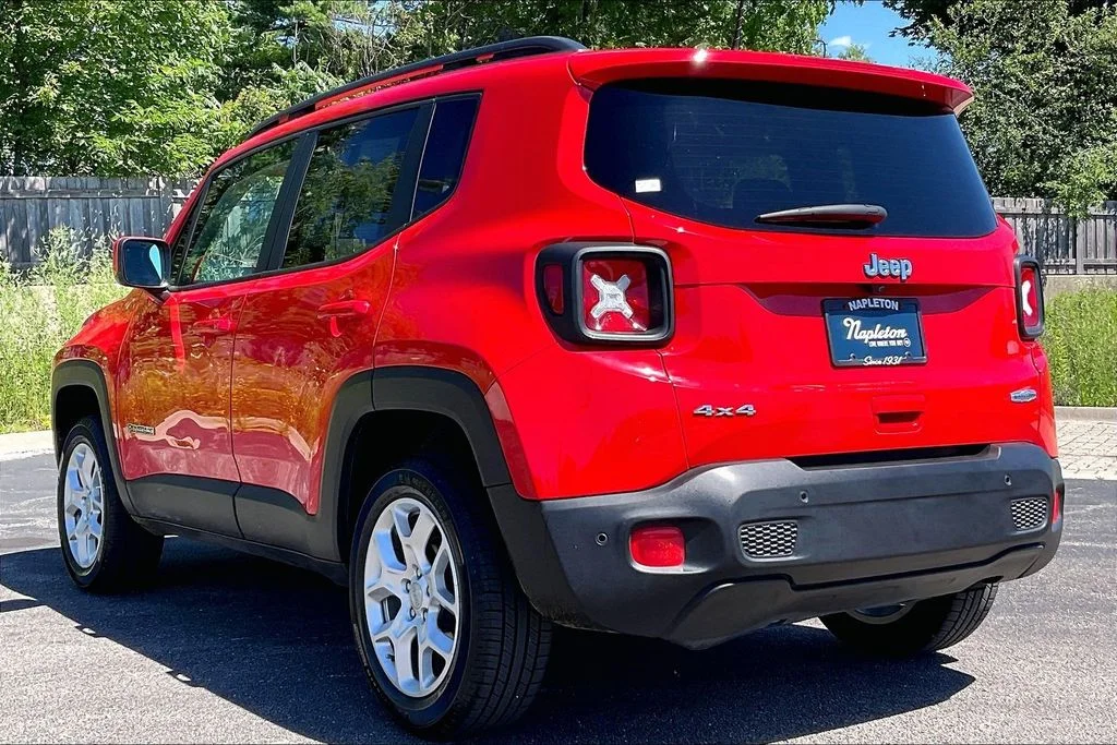 Used 2018 Red Jeep Latitude image 10