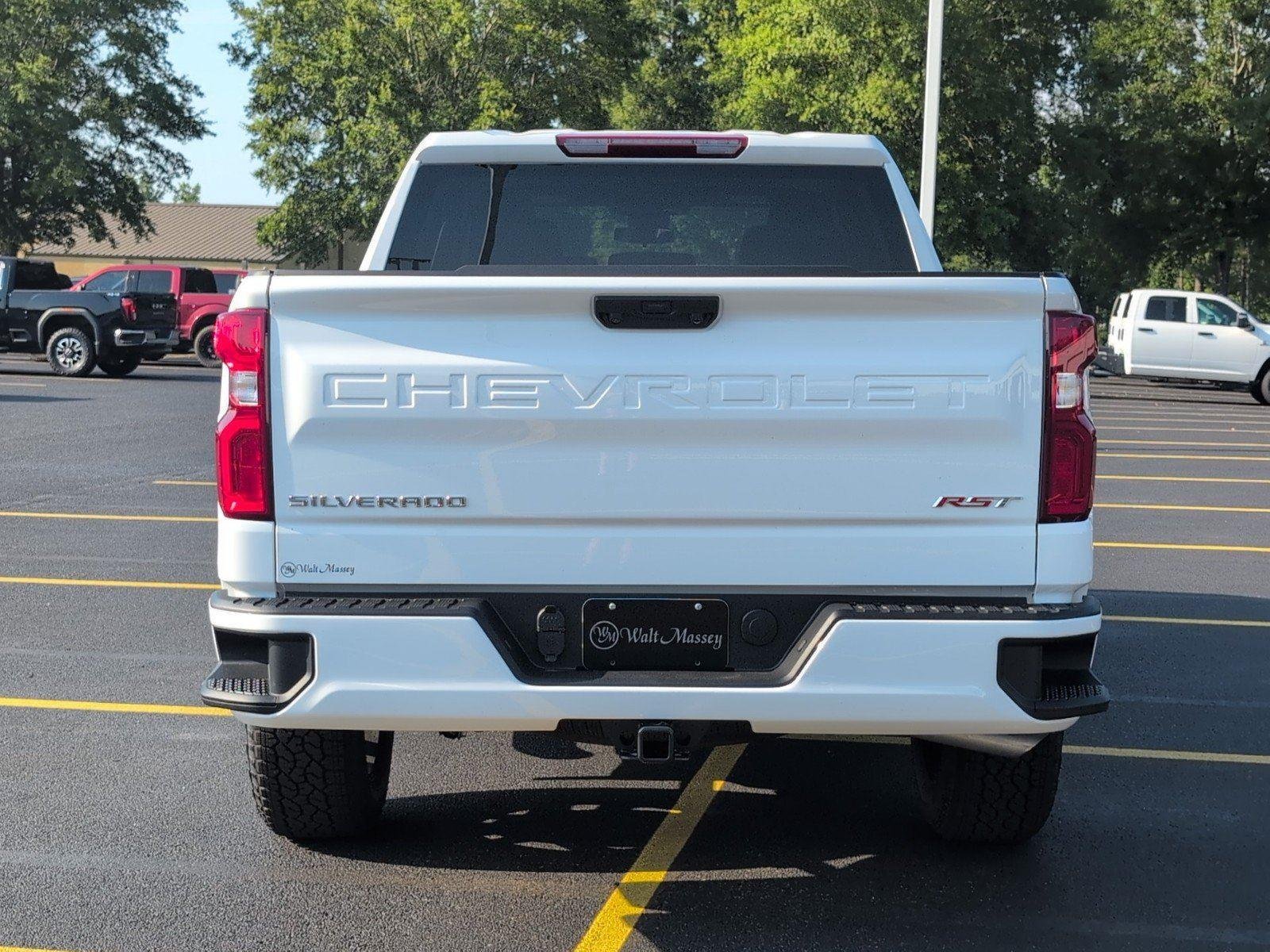 New 2026 Summit White Chevrolet RST image 4
