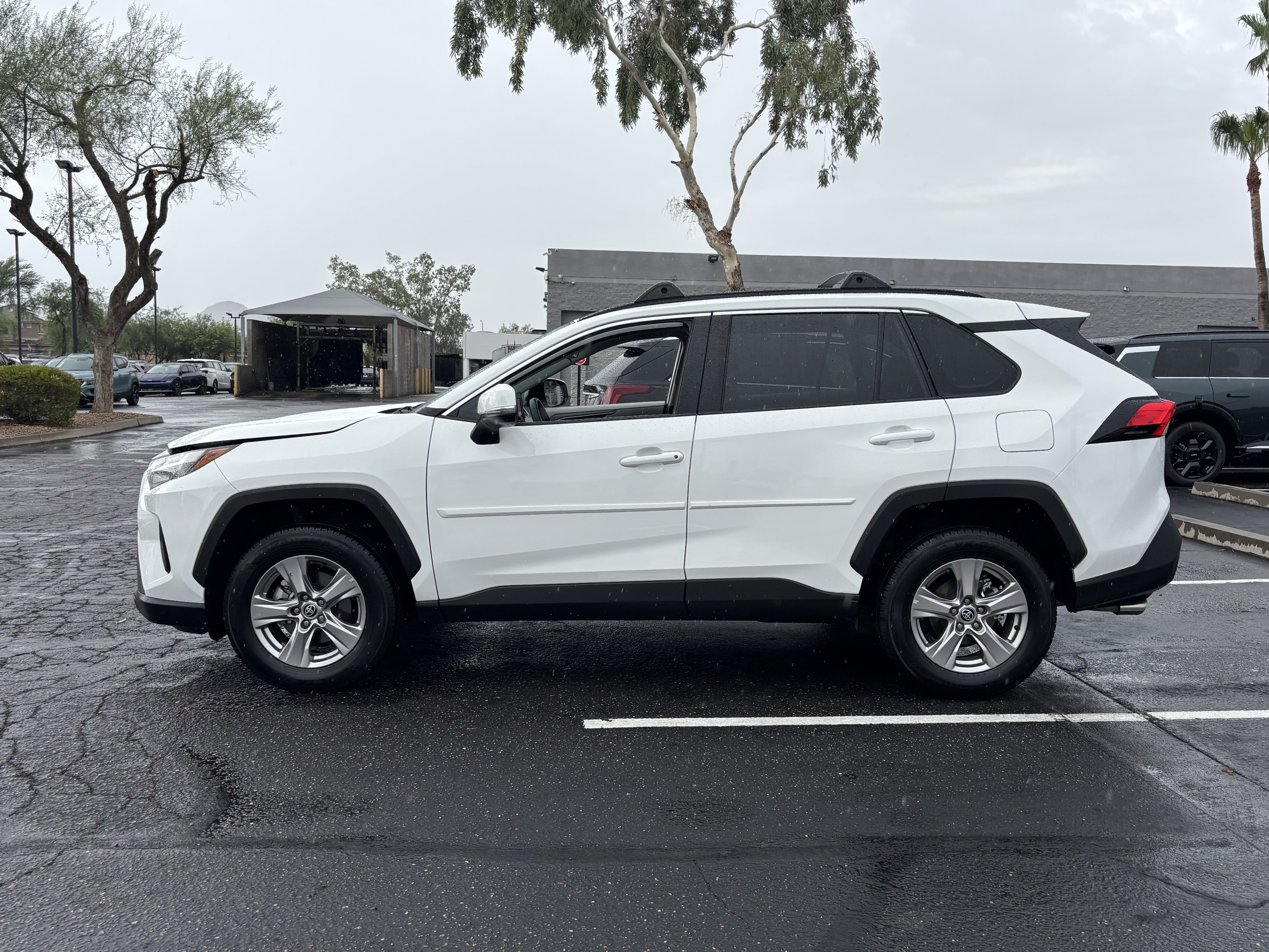 Used 2022 White Toyota XLE image 5